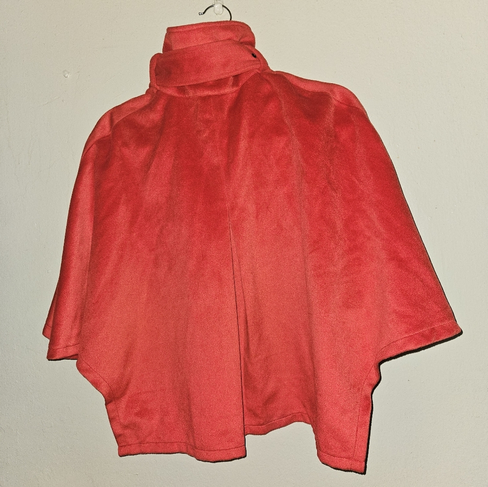 Red cape. - Picture 4 of 4